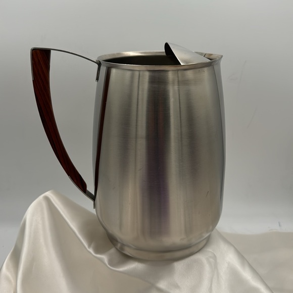 West Bend Stainless Steel 2 1/2qt. Pitcher with Wood and Stainless Handle. - Picture 2 of 8